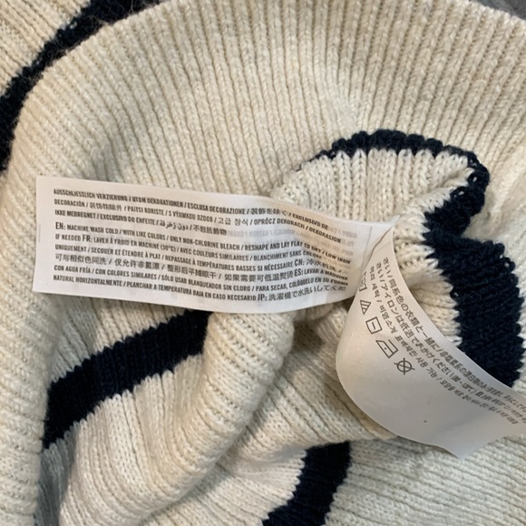 Abercrombie & Fitch Wool Blend Turtle Neck Sweater SZ Med BUT Looks Smaller - Picture 6 of 7